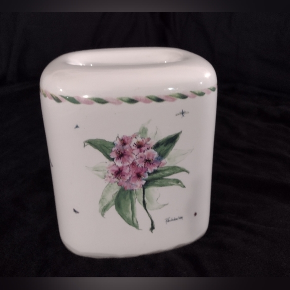 Enesco Other - Tissue holder